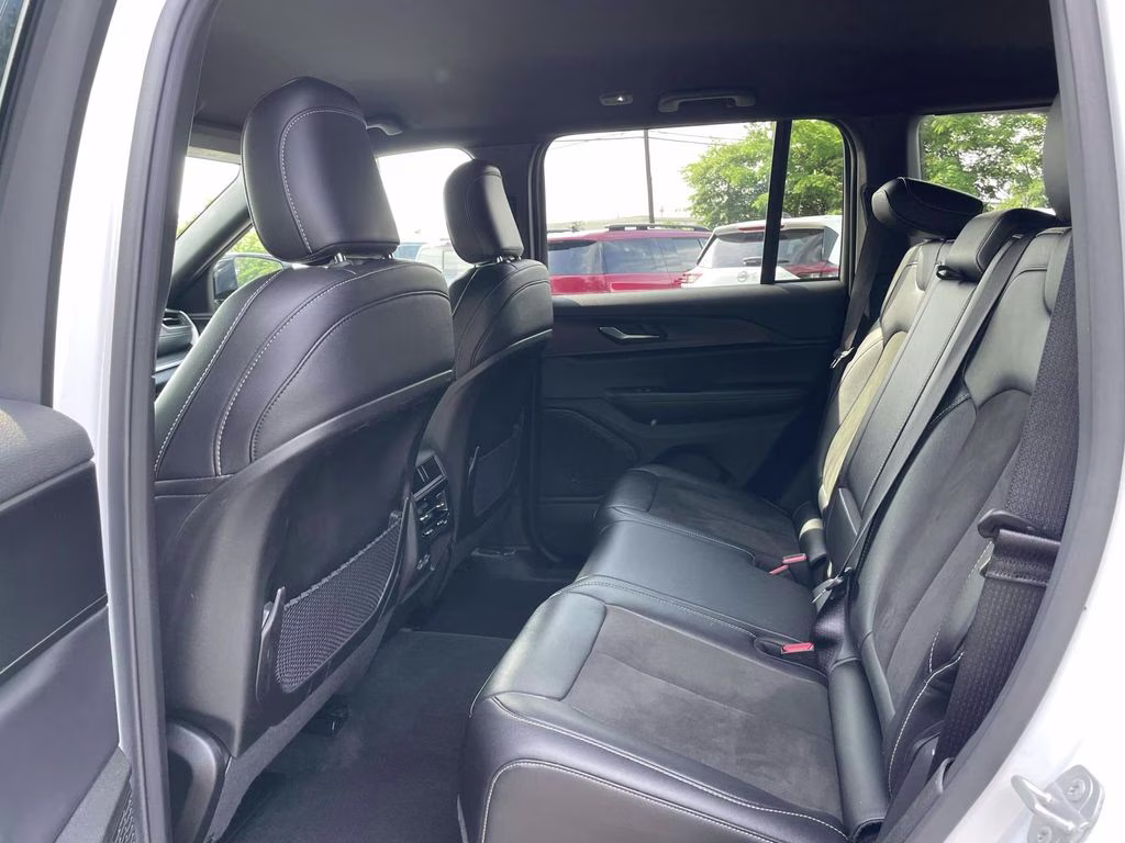 2025 Bright White Clearcoat Jeep Grand Cherokee Altitude 4X4 SUV