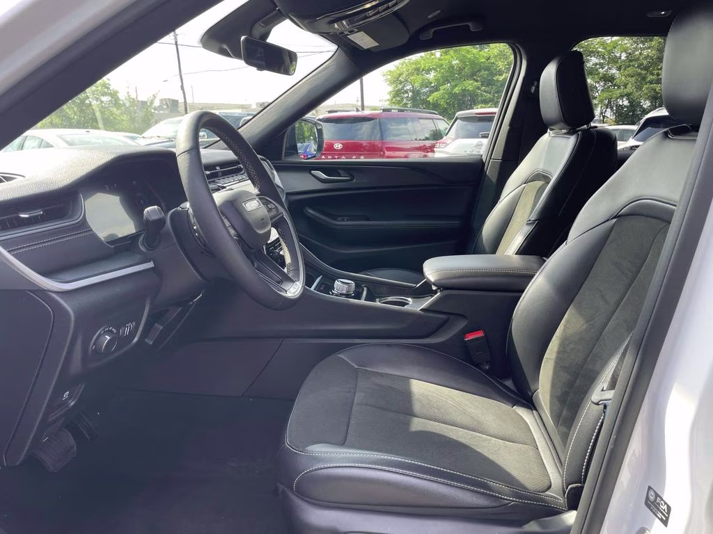 2025 Bright White Clearcoat Jeep Grand Cherokee Altitude 4X4 SUV