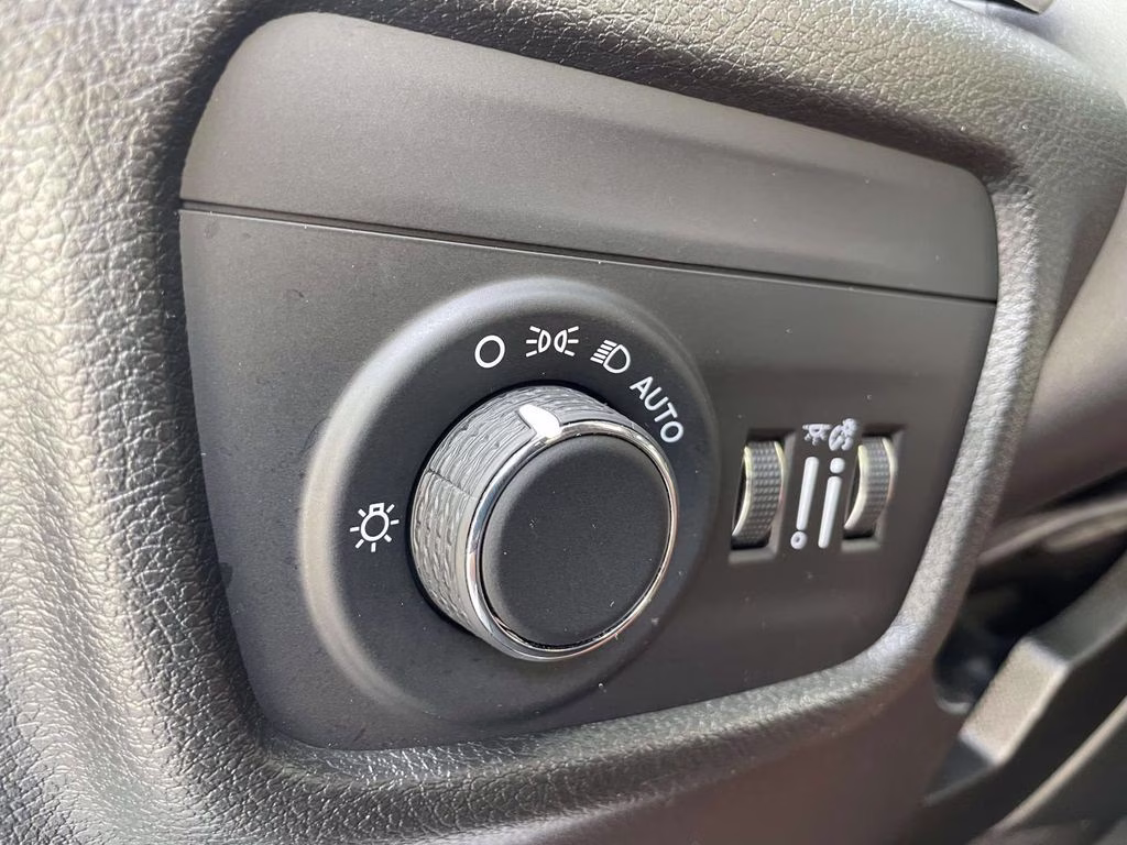 2025 Bright White Clearcoat Jeep Grand Cherokee Altitude 4X4 SUV