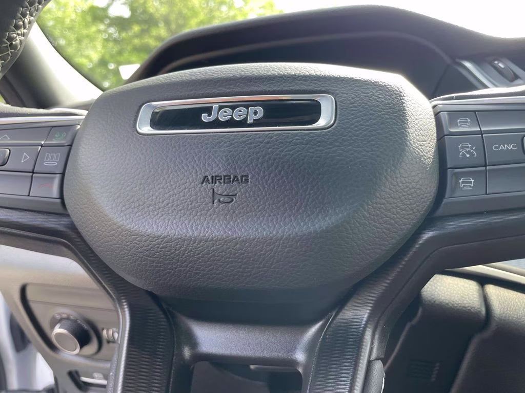 2025 Bright White Clearcoat Jeep Grand Cherokee Altitude 4X4 SUV