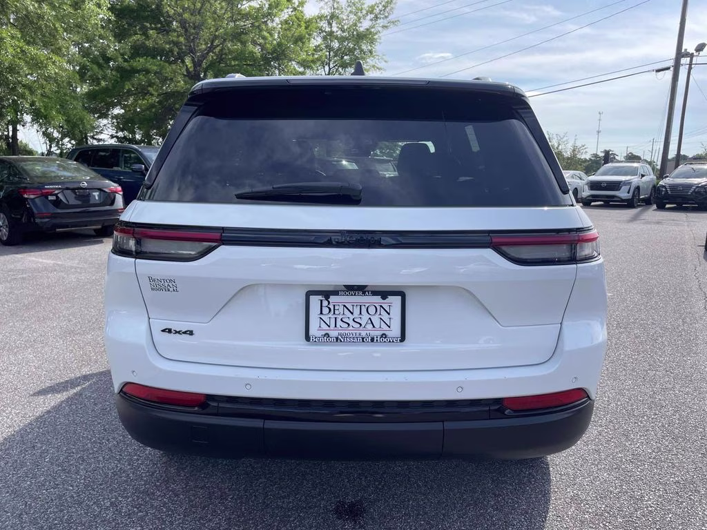 2025 Bright White Clearcoat Jeep Grand Cherokee Altitude 4X4 SUV