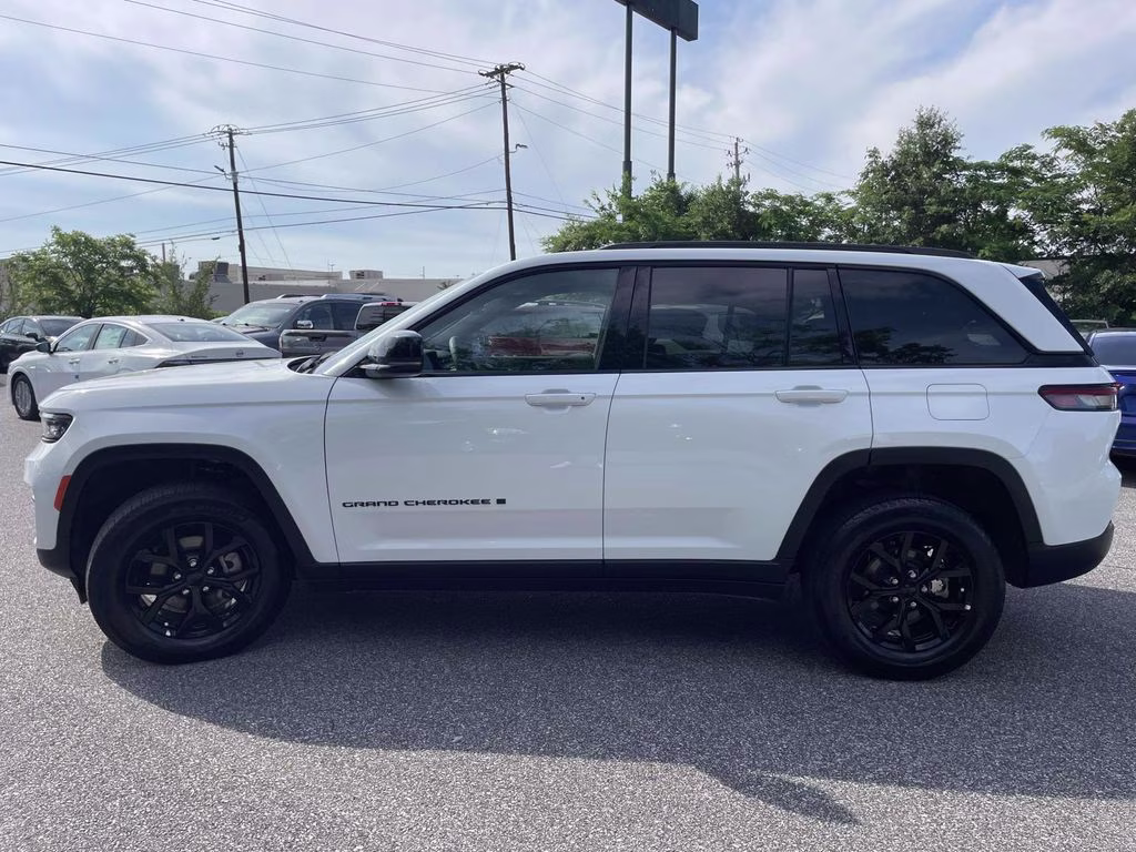 2025 Bright White Clearcoat Jeep Grand Cherokee Altitude 4X4 SUV