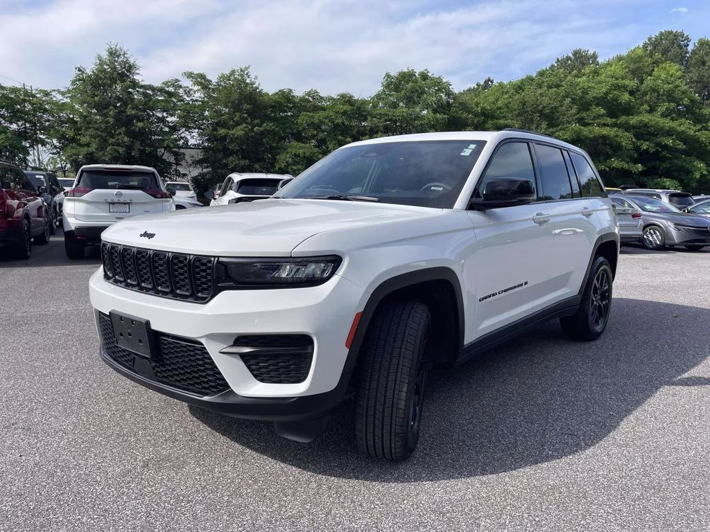 2025 Bright White Clearcoat Jeep Grand Cherokee Altitude 4X4 SUV