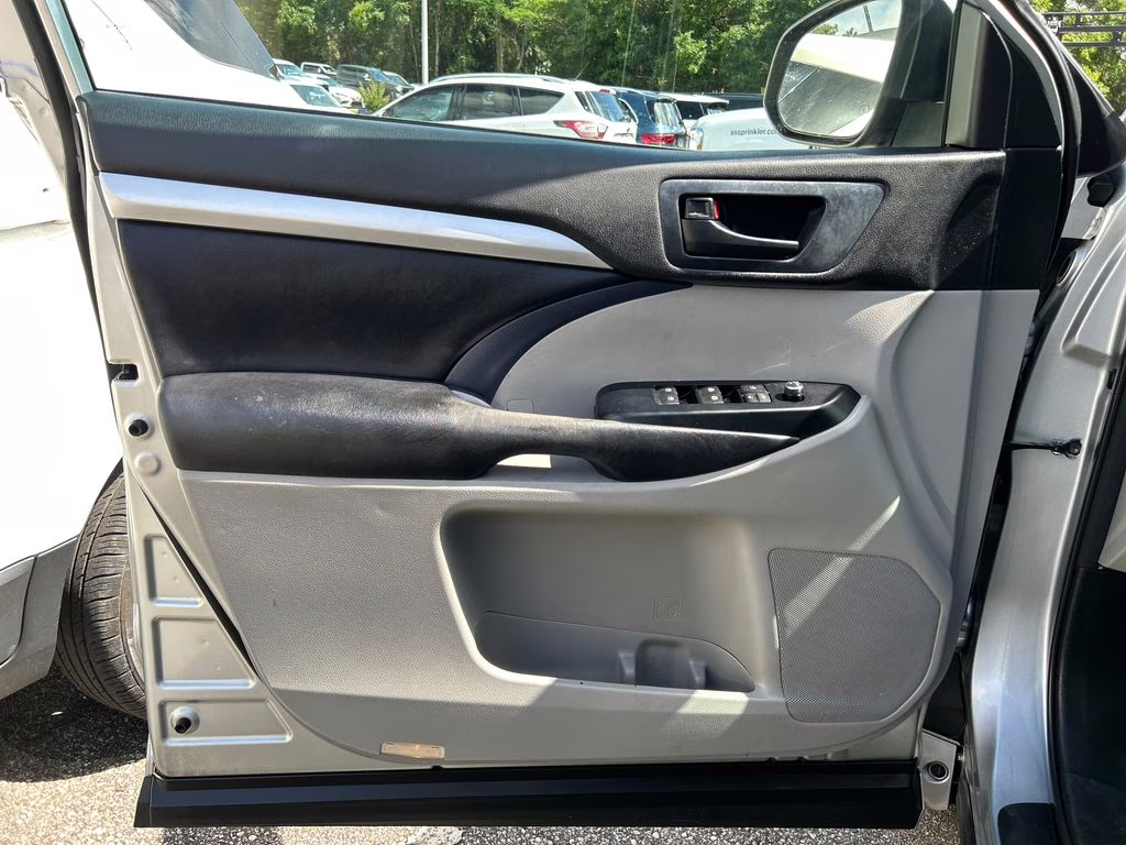 2018 Celestial Silver Metallic Toyota Highlander LE Plus FWD SUV