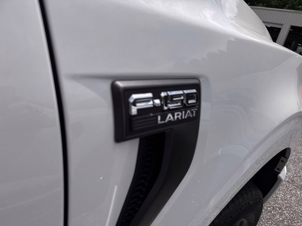 2023 Star White Metallic Tri-Coat Ford F-150 Lariat 4X4 Truck