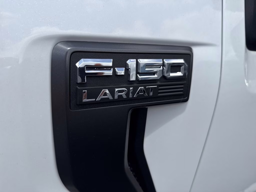 2023 Star White Metallic Tri-Coat Ford F-150 Lariat 4X4 Truck
