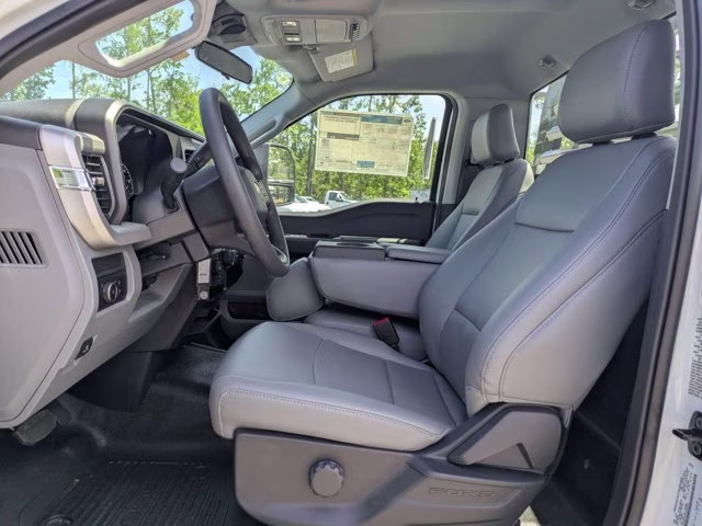 2026 Oxford White Ford Super Duty F-550 DRW XL 4X4 Truck