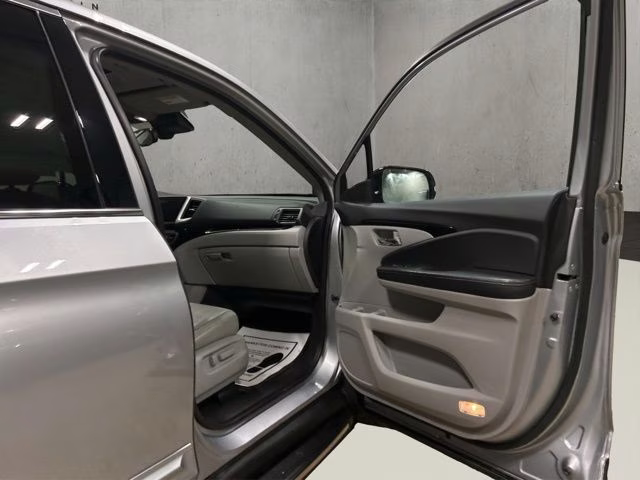2017 Lunar Silver Metallic Honda Ridgeline RTL-E AWD Truck