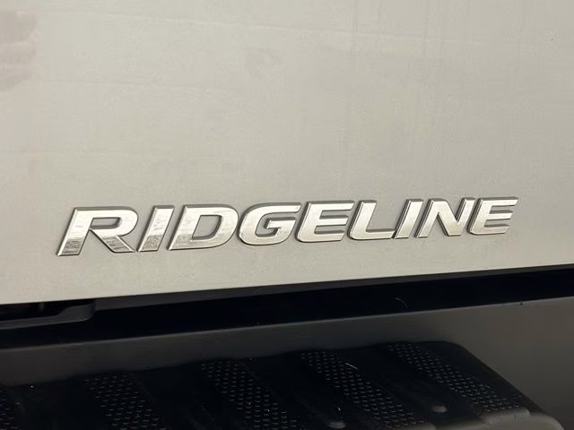 2017 Lunar Silver Metallic Honda Ridgeline RTL-E AWD Truck