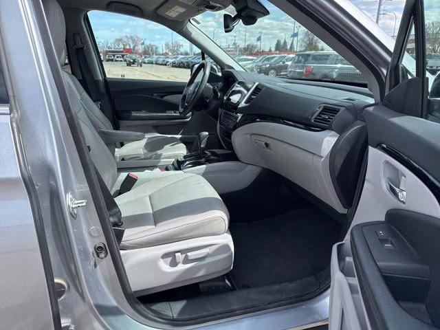 2017 Silver Honda Ridgeline RTL-E AWD Truck