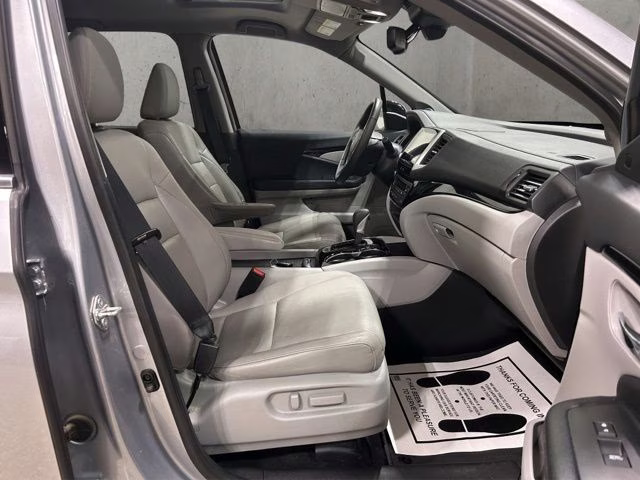 2017 Lunar Silver Metallic Honda Ridgeline RTL-E AWD Truck