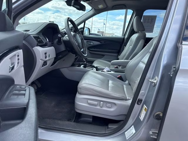 2017 Silver Honda Ridgeline RTL-E AWD Truck