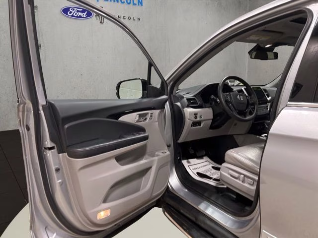 2017 Lunar Silver Metallic Honda Ridgeline RTL-E AWD Truck