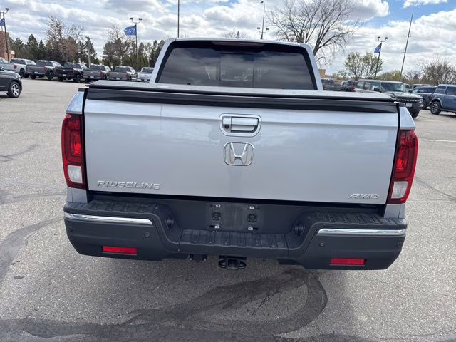 2017 Silver Honda Ridgeline RTL-E AWD Truck