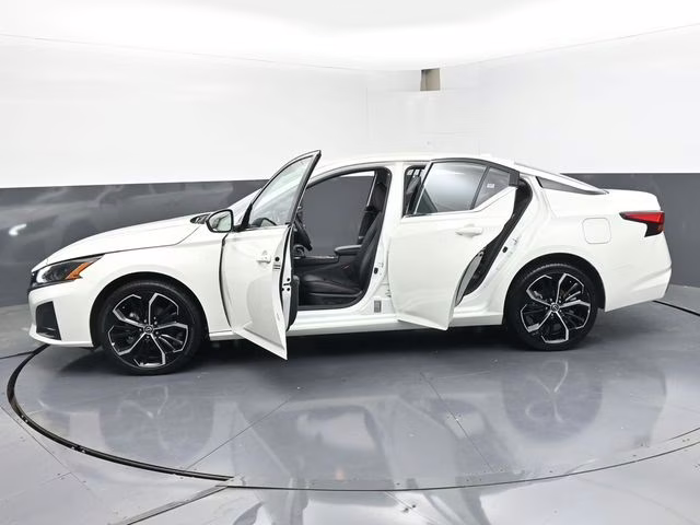 2025 Glacier White Nissan Altima 2.5 SR AWD Sedan