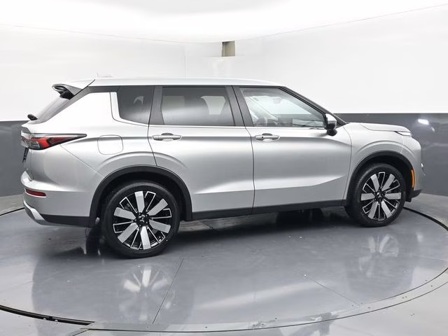 2025 Silver Mitsubishi Outlander SE AWD SUV