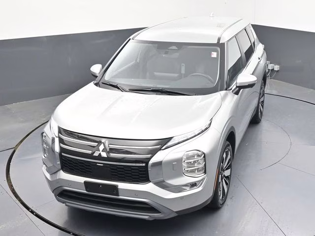 2025 Silver Mitsubishi Outlander SE AWD SUV