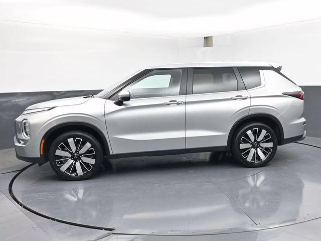 2025 Silver Mitsubishi Outlander SE AWD SUV