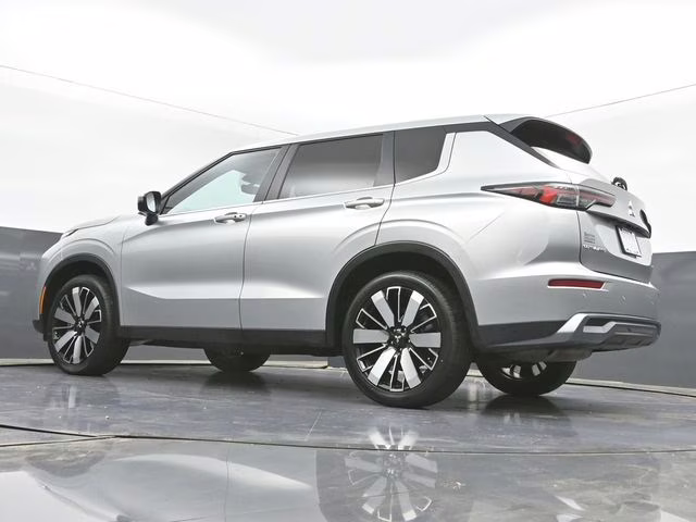 2025 Silver Mitsubishi Outlander SE AWD SUV