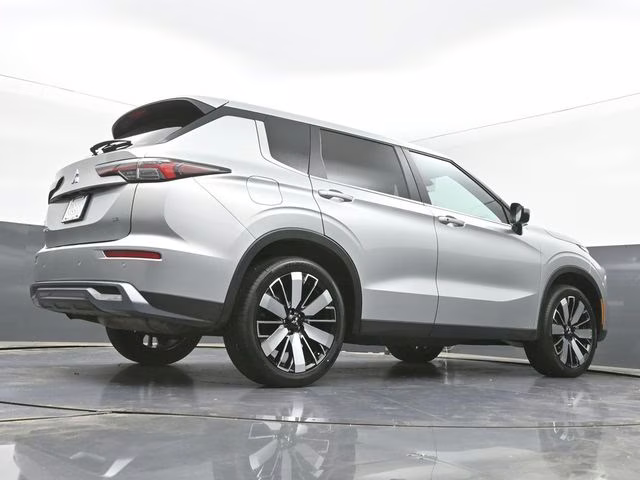 2025 Silver Mitsubishi Outlander SE AWD SUV