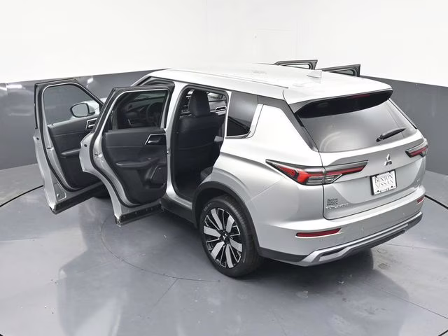 2025 Silver Mitsubishi Outlander SE AWD SUV