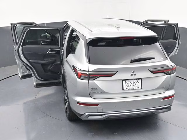 2025 Silver Mitsubishi Outlander SE AWD SUV