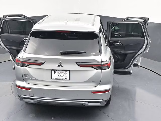 2025 Silver Mitsubishi Outlander SE AWD SUV