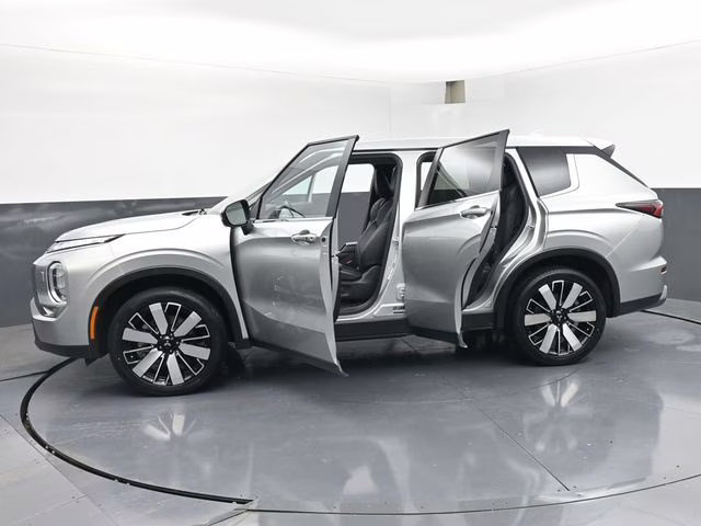 2025 Silver Mitsubishi Outlander SE AWD SUV