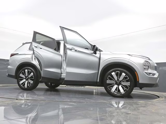 2025 Silver Mitsubishi Outlander SE AWD SUV