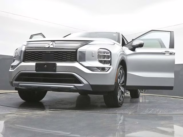 2025 Silver Mitsubishi Outlander SE AWD SUV