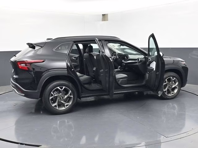 2025 Mosaic Black Metallic Chevrolet Trax LT FWD SUV