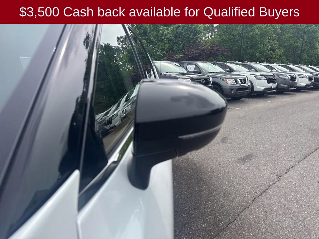 2026 Everest White Pearl/Black Nissan Pathfinder Platinum FWD SUV