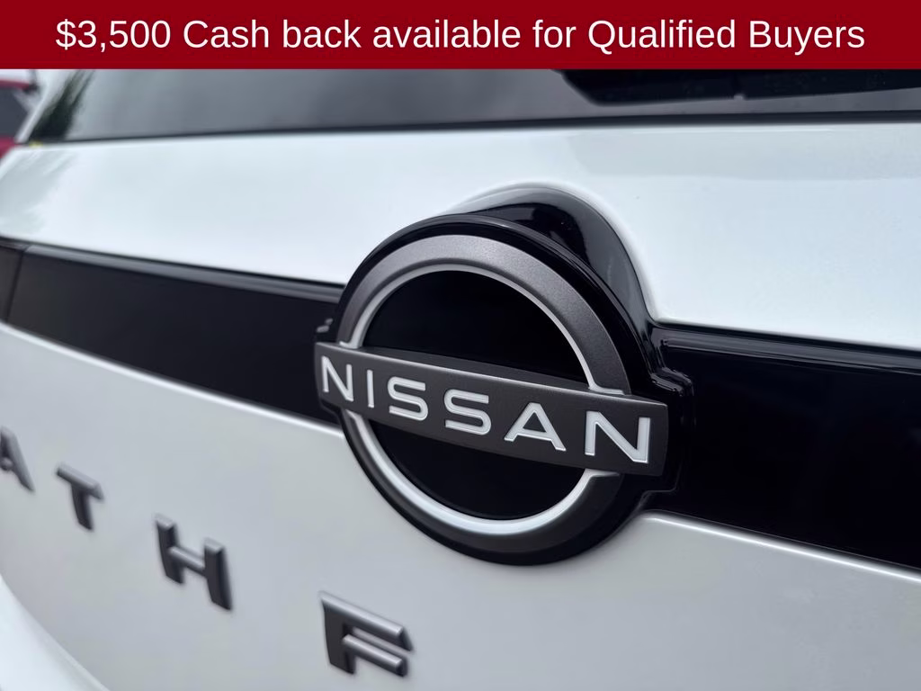2026 Everest White Pearl/Black Nissan Pathfinder Platinum FWD SUV