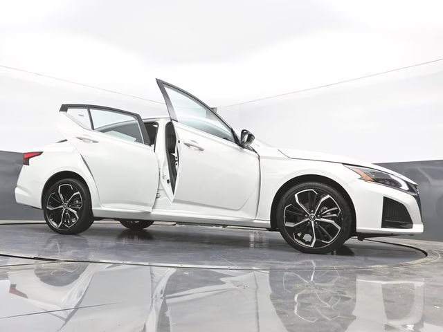 2025 Glacier White Nissan Altima 2.5 SR AWD Sedan