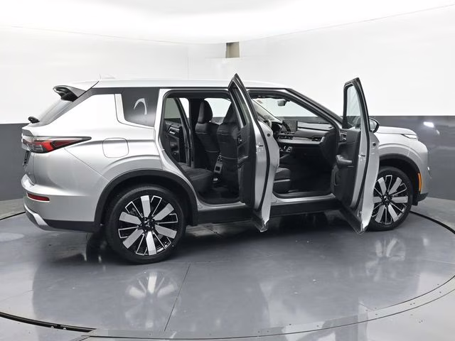 2025 Silver Mitsubishi Outlander SE AWD SUV
