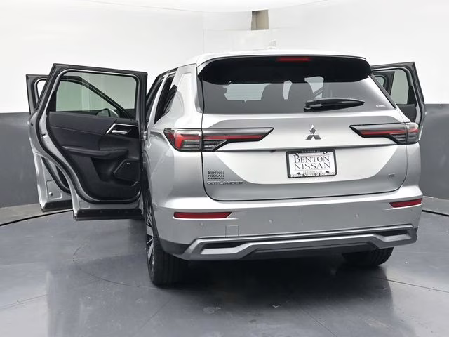 2025 Silver Mitsubishi Outlander SE AWD SUV