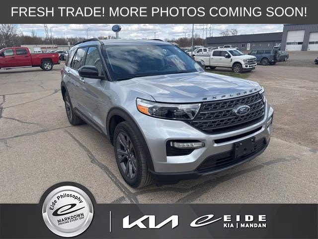 2023 Iconic Silver Metallic Ford Explorer XLT 4X4 SUV