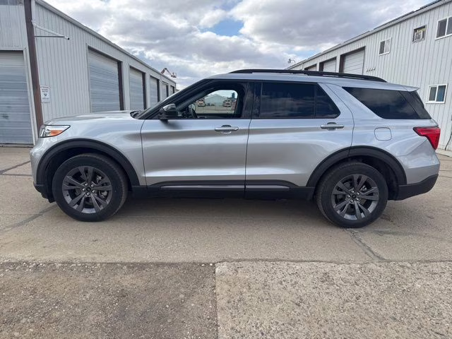 2023 Iconic Silver Metallic Ford Explorer XLT 4X4 SUV