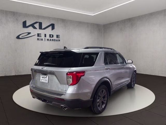 2023 Silver Metallic Ford Explorer XLT 4X4 SUV