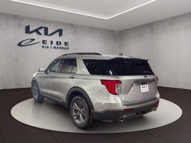 2023 Silver Metallic Ford Explorer XLT 4X4 SUV