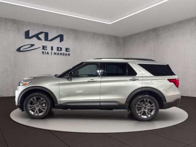 2023 Silver Metallic Ford Explorer XLT 4X4 SUV
