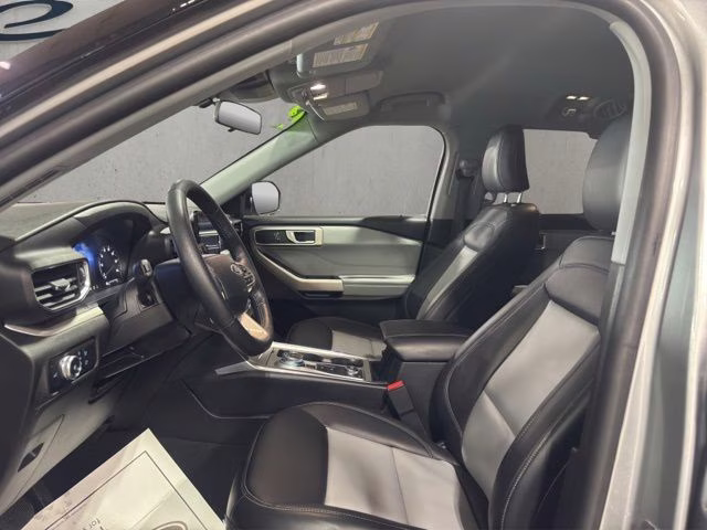 2023 Silver Metallic Ford Explorer XLT 4X4 SUV