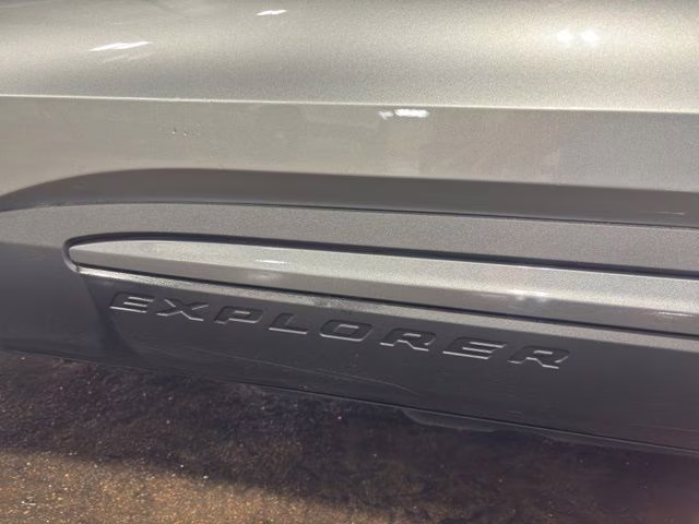 2023 Silver Metallic Ford Explorer XLT 4X4 SUV