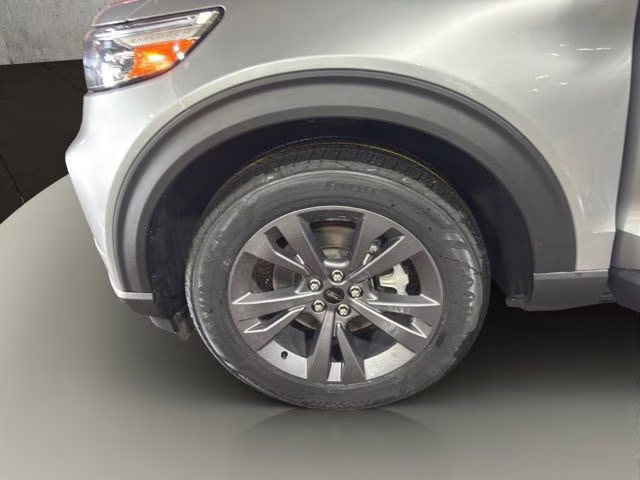 2023 Silver Metallic Ford Explorer XLT 4X4 SUV