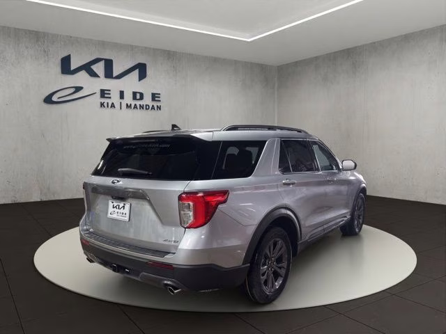 2023 Silver Metallic Ford Explorer XLT 4X4 SUV