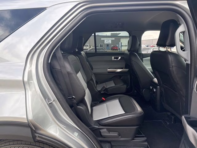 2023 Iconic Silver Metallic Ford Explorer XLT 4X4 SUV