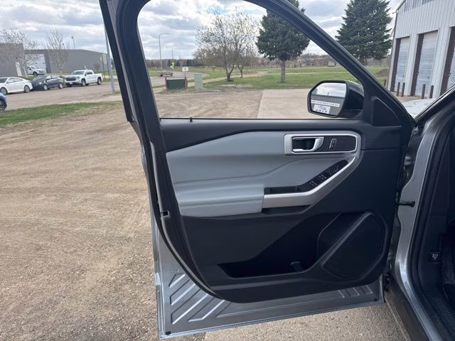 2023 Iconic Silver Metallic Ford Explorer XLT 4X4 SUV