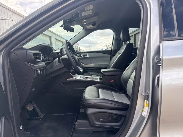 2023 Iconic Silver Metallic Ford Explorer XLT 4X4 SUV