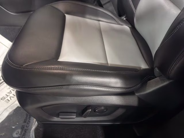 2023 Silver Metallic Ford Explorer XLT 4X4 SUV