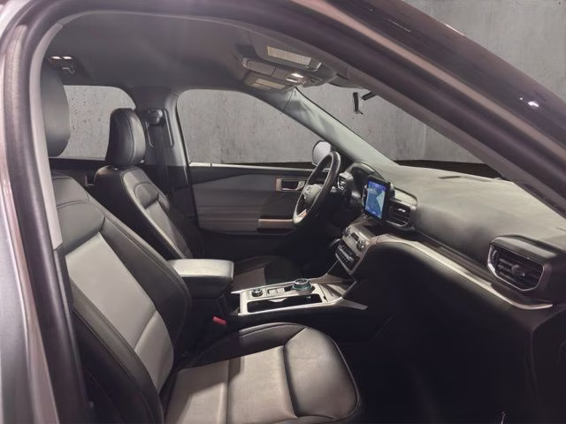 2023 Silver Metallic Ford Explorer XLT 4X4 SUV